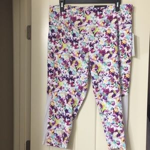 SOLD NWT High waisted Capri leggings